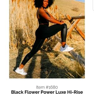 Zyia black flower power luxe hi rise 7/8 24" leggings. Size 12